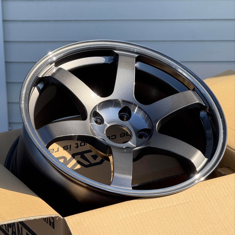 Volk Racing TE37 Saga SL 18×9.5 +22 5×114.3 Pressed Graphite (SET)